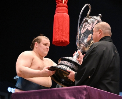 大相撲のトップ力士、青錦が名古屋場所で優勝し存在感を示す