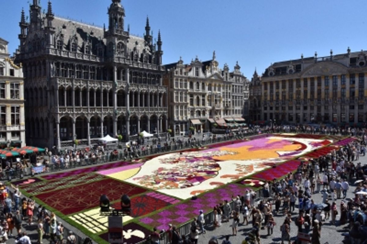 ブリュッセルのフラワー・カーペット、葛飾北斎の「富嶽三十六景 神奈川沖浪裏」に敬意を表す