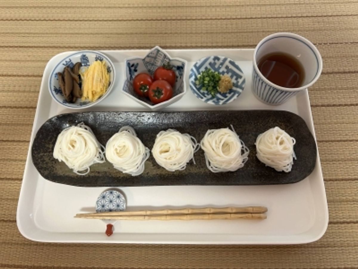 日本の猛暑を乗り切る、冷たい素麺の知恵