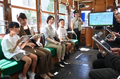 広島で原爆を生き延びた路面電車が観光ツアーに活用