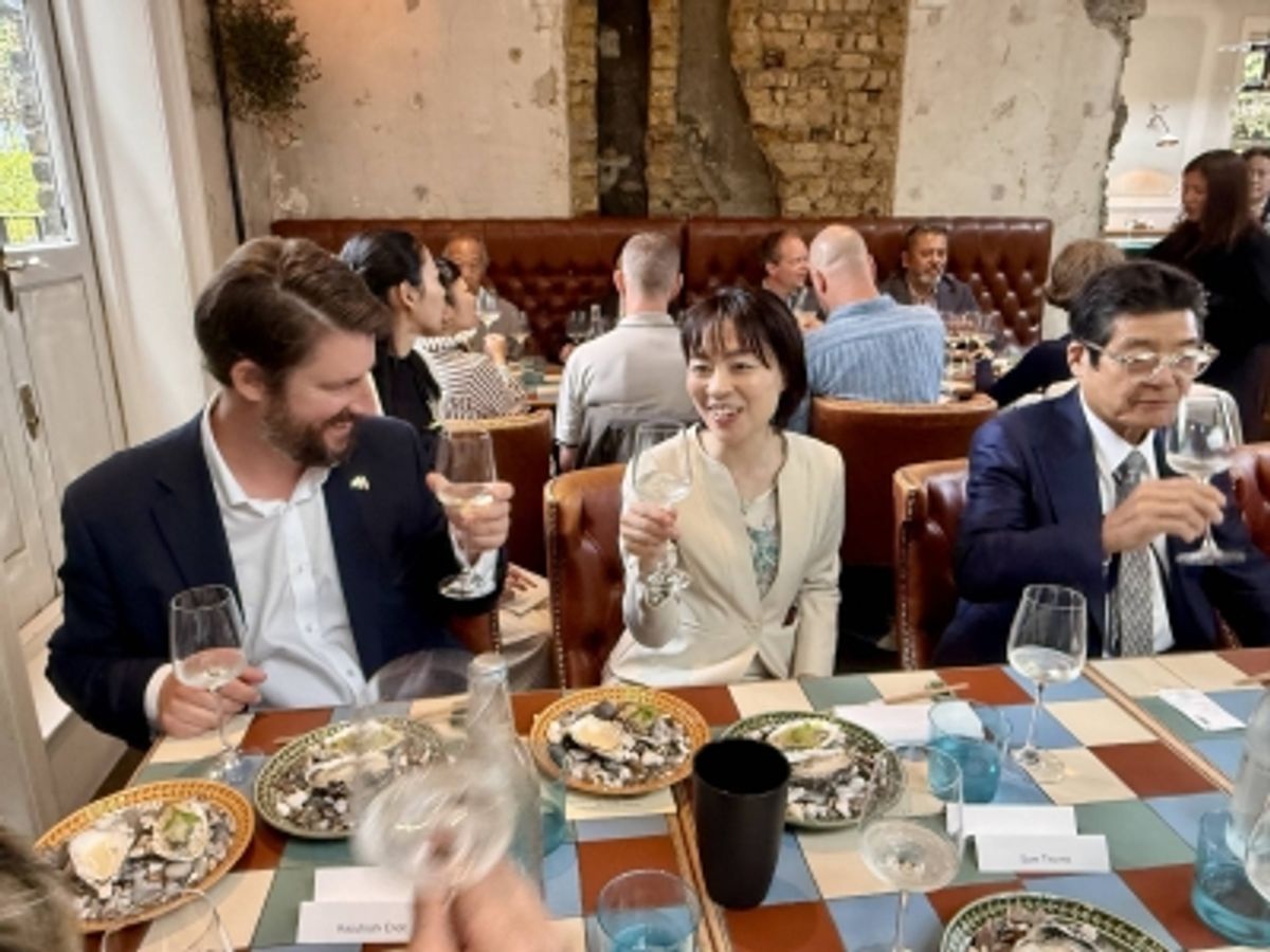 広島県知事、ロンドンで牡蠣と日本酒を宣伝