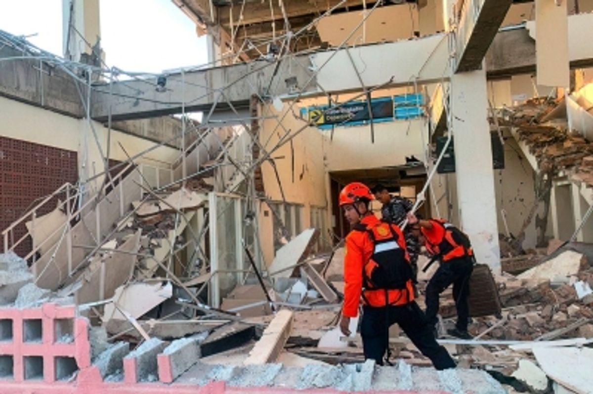インドネシア地震、数千人が救援を待つ