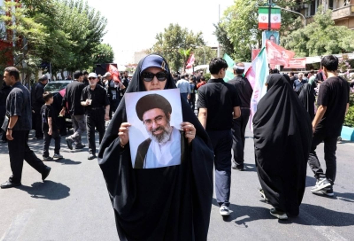 イラン最高指導者の不在が派閥間の対立を激化させる