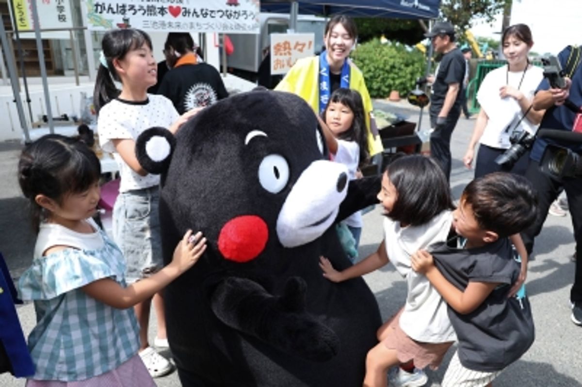 くまモン、被災地の子供たちを訪問し励ましを与える