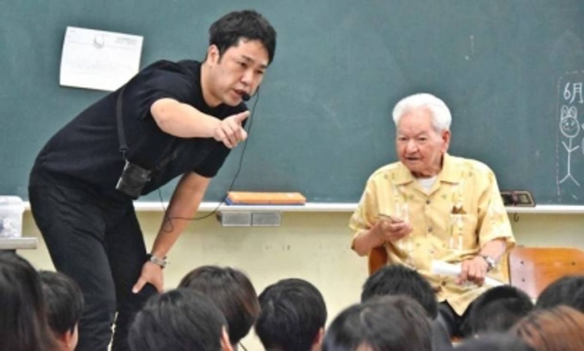 沖縄戦生存者が教室で平和のメッセージを伝える