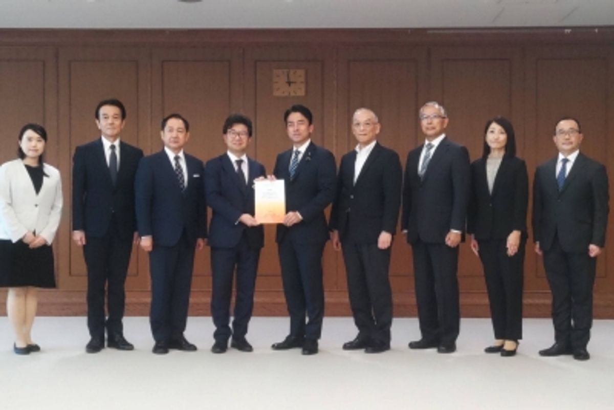 自衛隊、外国人採用を検討 募集難で専門家提言