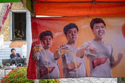 タイの数百万人が仏教の節に酒を控える