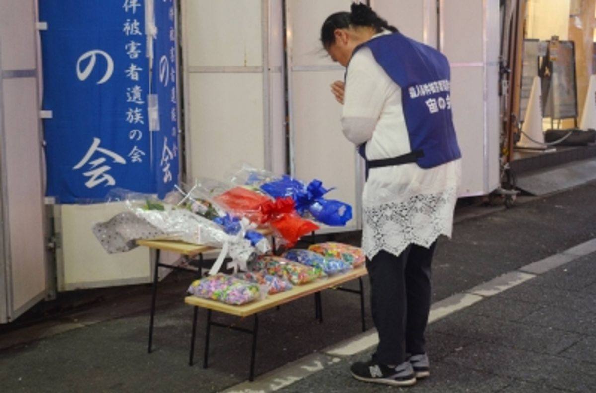 東京・歌舞伎町で25年前の火災犠牲者を追悼 44人が命を落とした悲劇