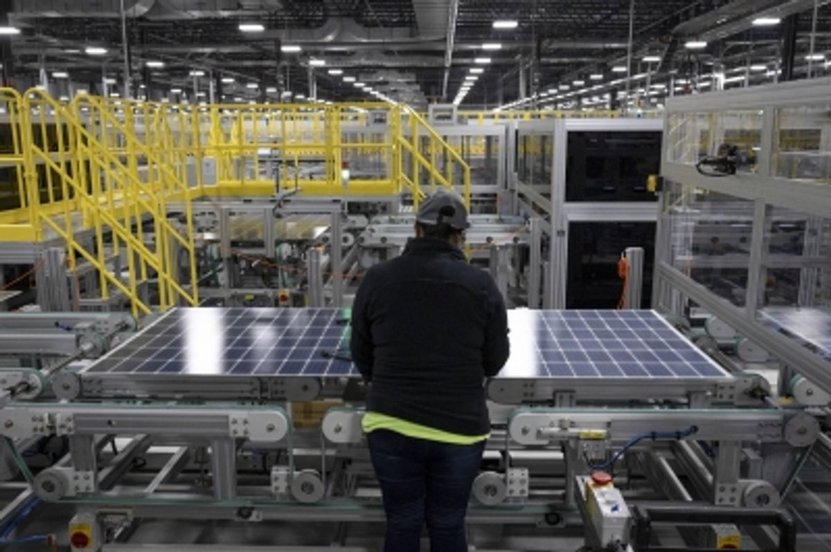 トランプ氏の太陽光発電推進策、環境格差拡大のリスク