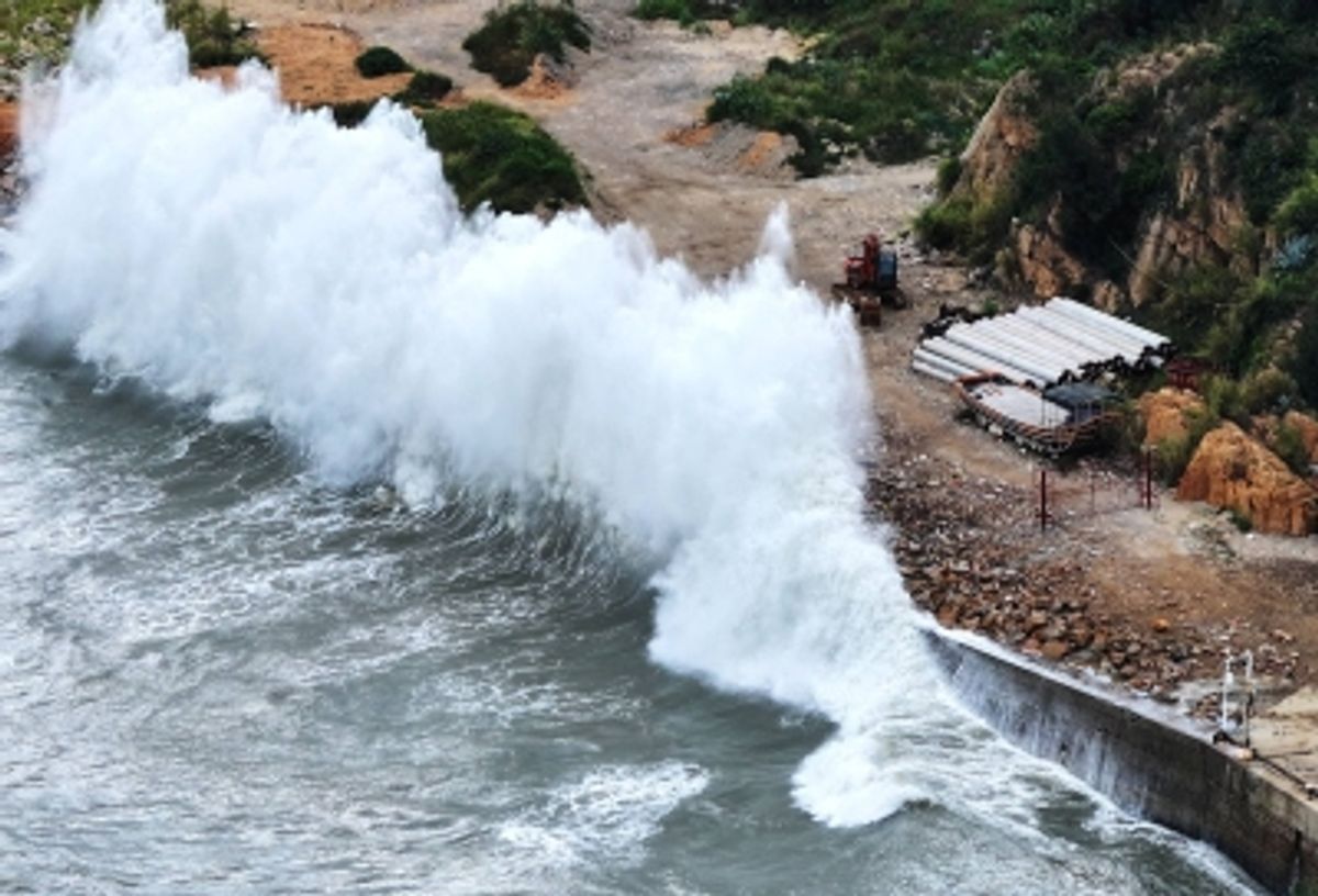 台風ドルフィン、中国に上陸後、避難とフライト欠航が発生