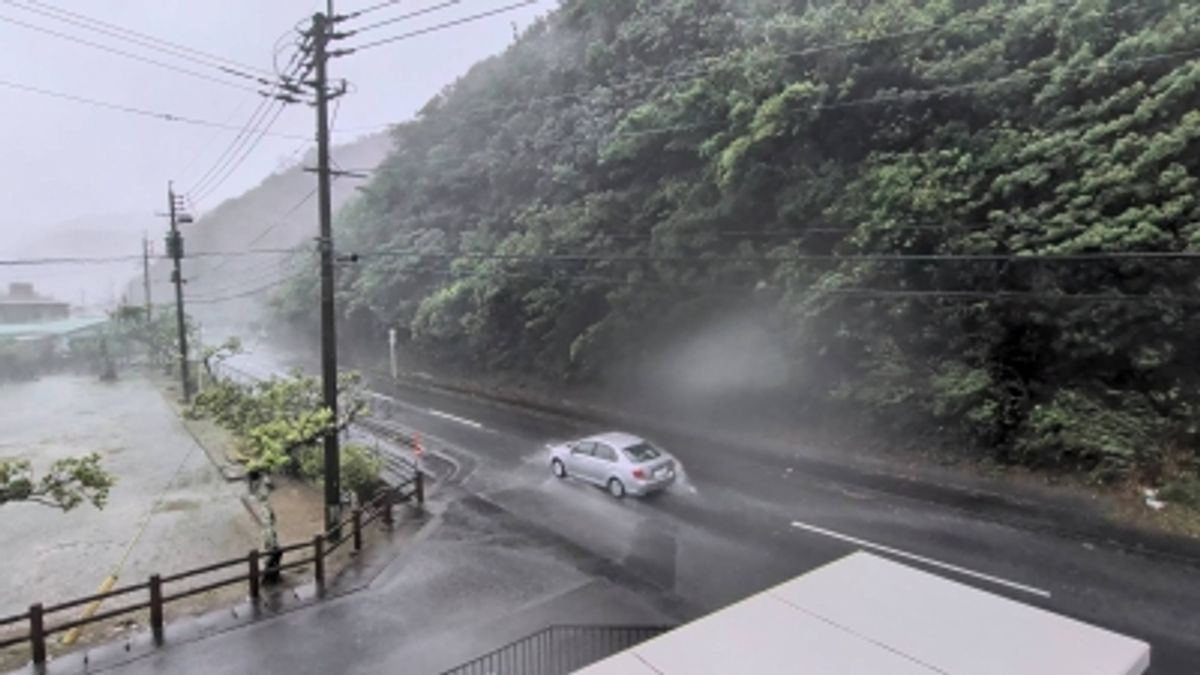 台風「ドルフィン」が沖縄を襲い、中国は港湾閉鎖で警戒
